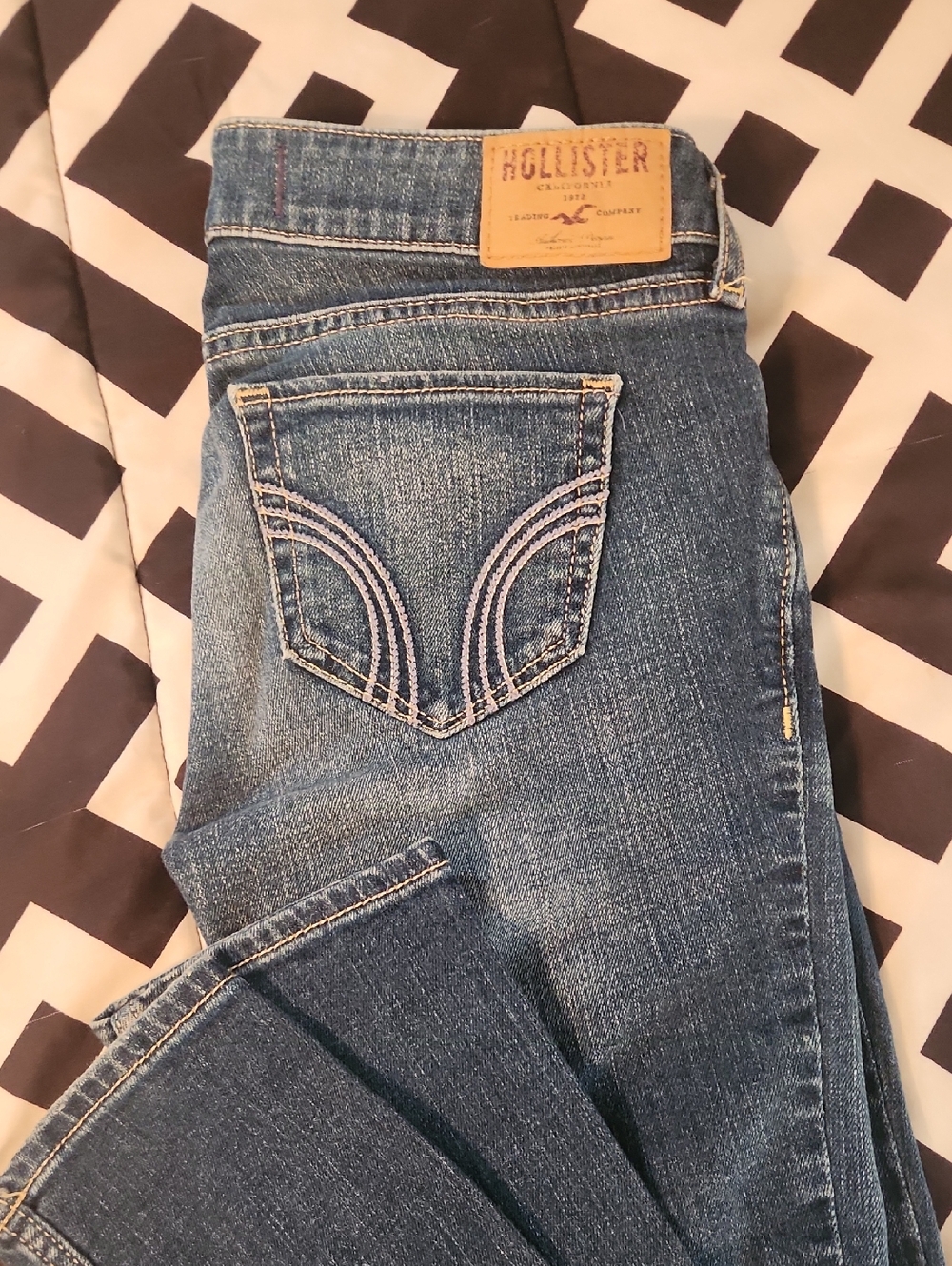 Hollister Women’s Blue Skinny Jeans - Mid Wash